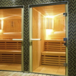 Преимущества стеклянных дверей для бани